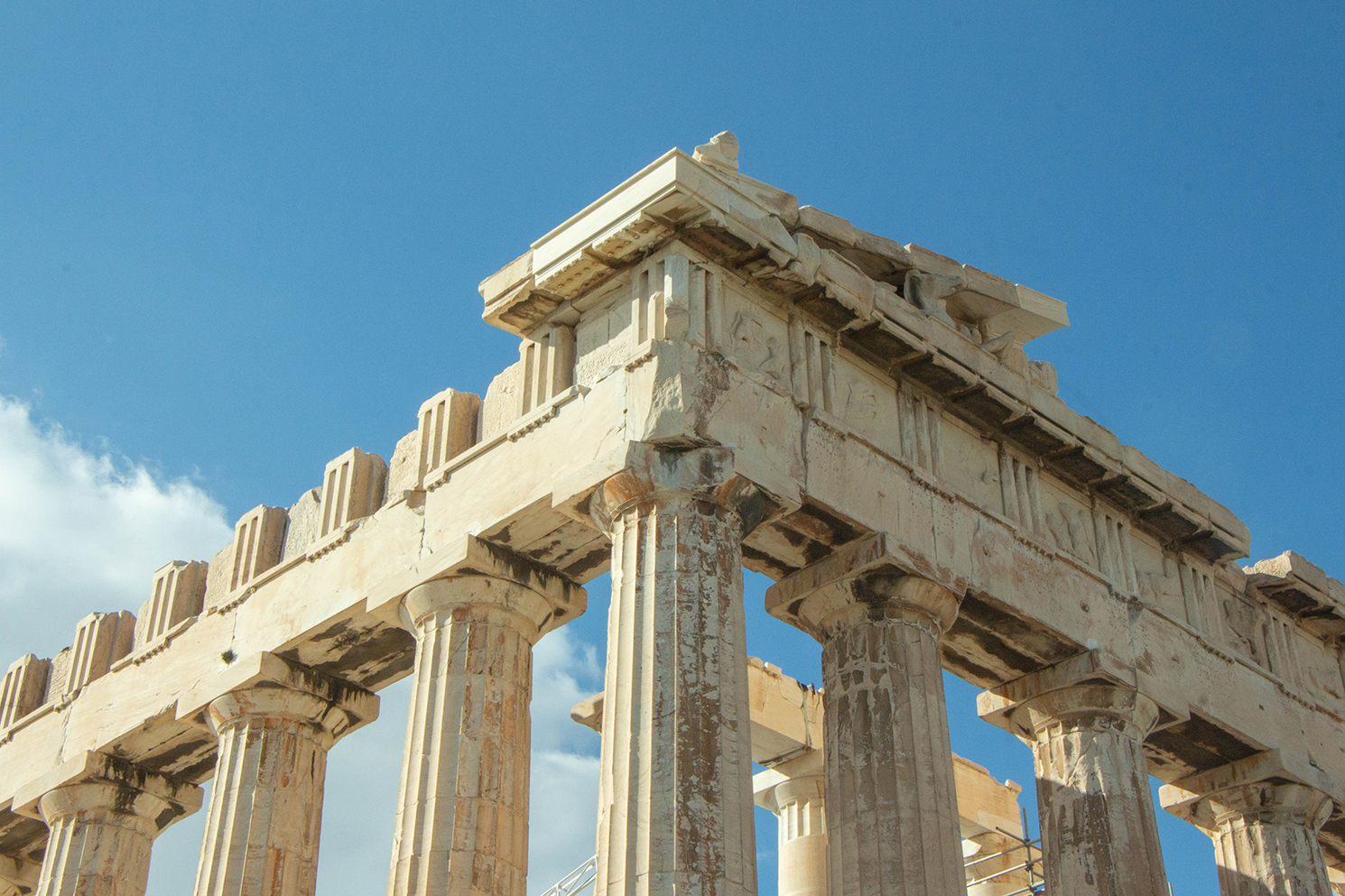 Imagen de un templo de entrada gratuita en Atenas