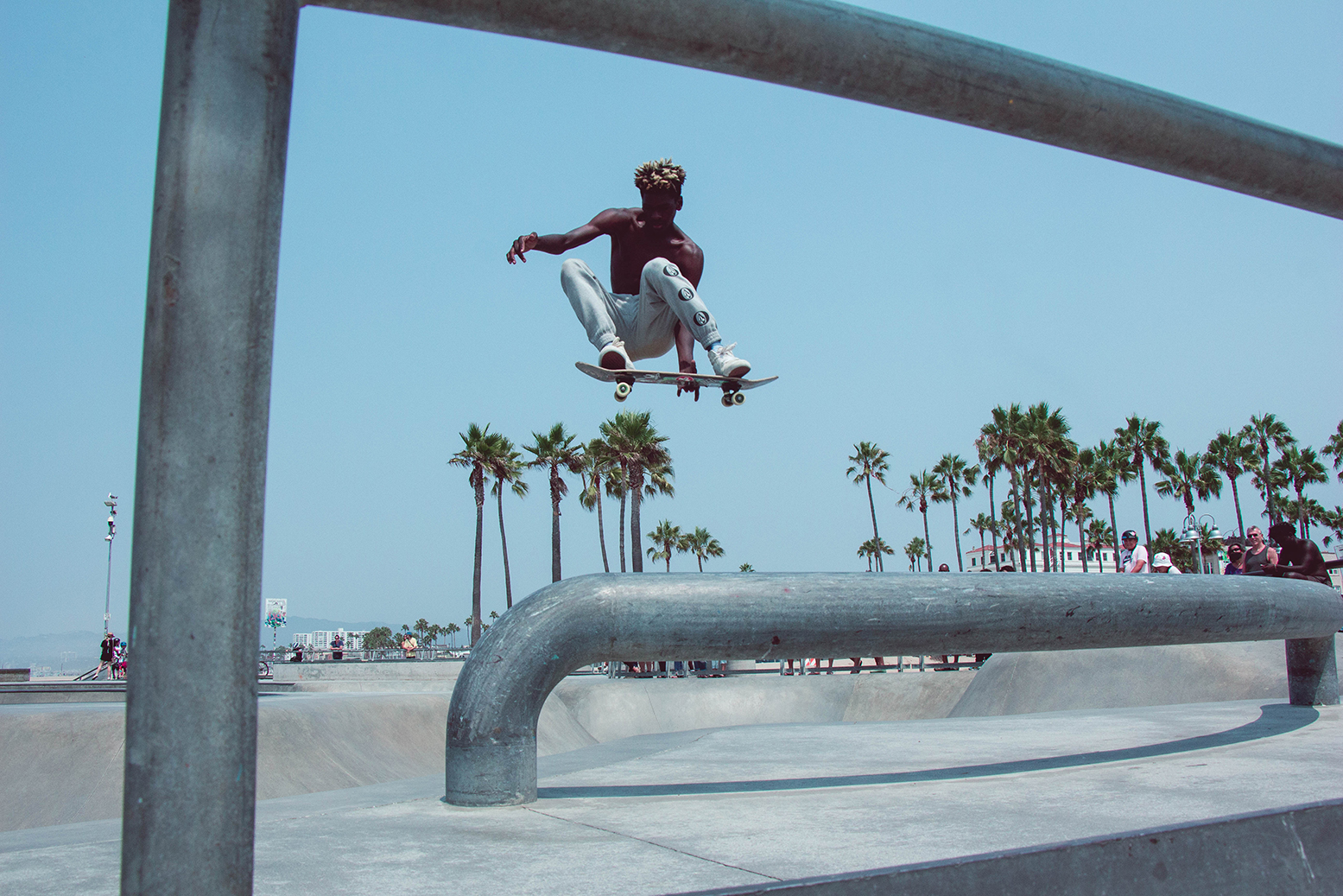 Imagen de skater junto a la playa