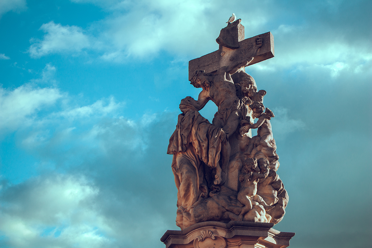 Imagen de escultura en Praga ubicada en un puente